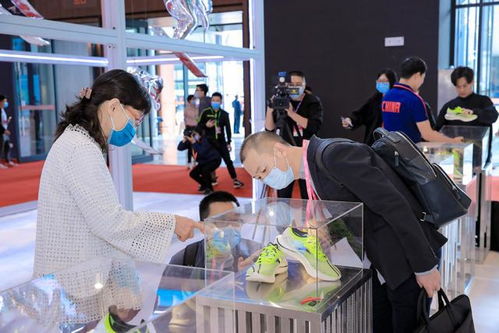 安踏携手北京2022年冬奥会特许商品国旗款运动服装亮相晋江鞋博会